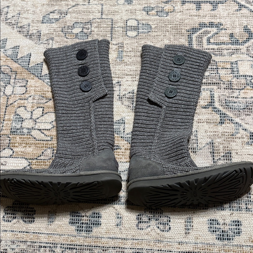 UGG Classic cardi sweater knit boot. Size 8 - Picture 3 of 10